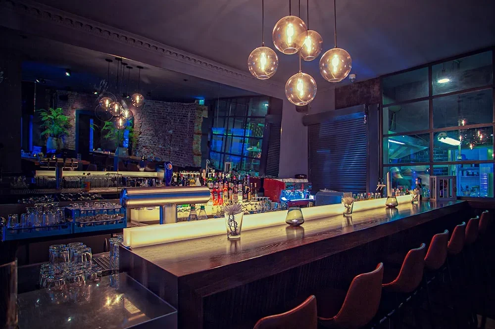 Long bar with blue lighting in a restaurant in Düsseldorf Flingern